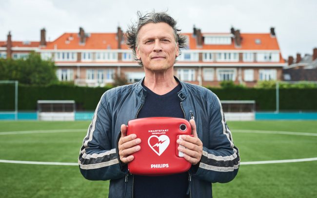 Bas Westerweel holding an AED
