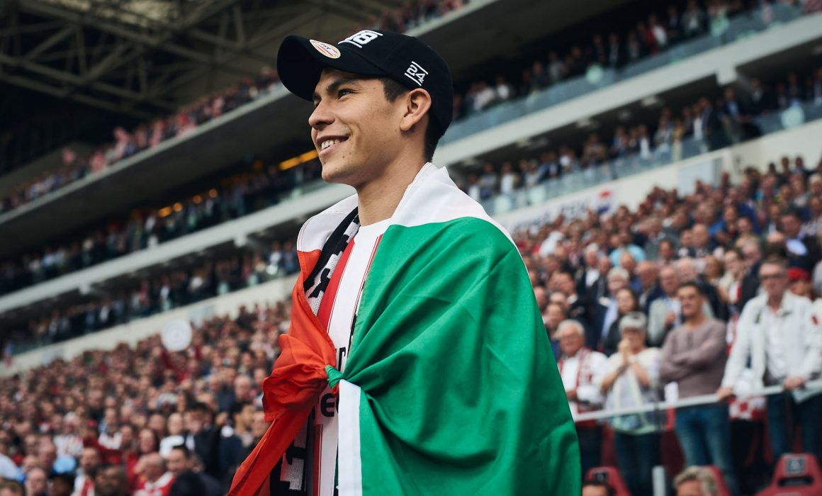 Hirving Lozano wearing a Mexican flag during PSV Eindhoven title celebrations