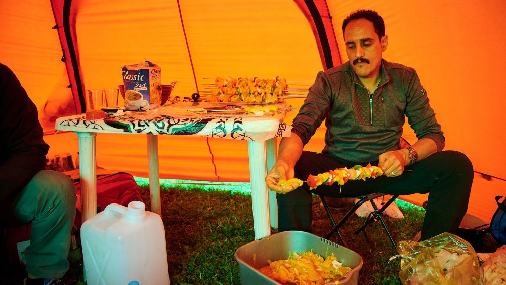 An Iranian cook preparing a meal in Dar valley
