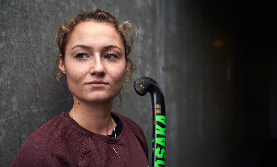 Portrait of Marijn Veen, holding hockey stick